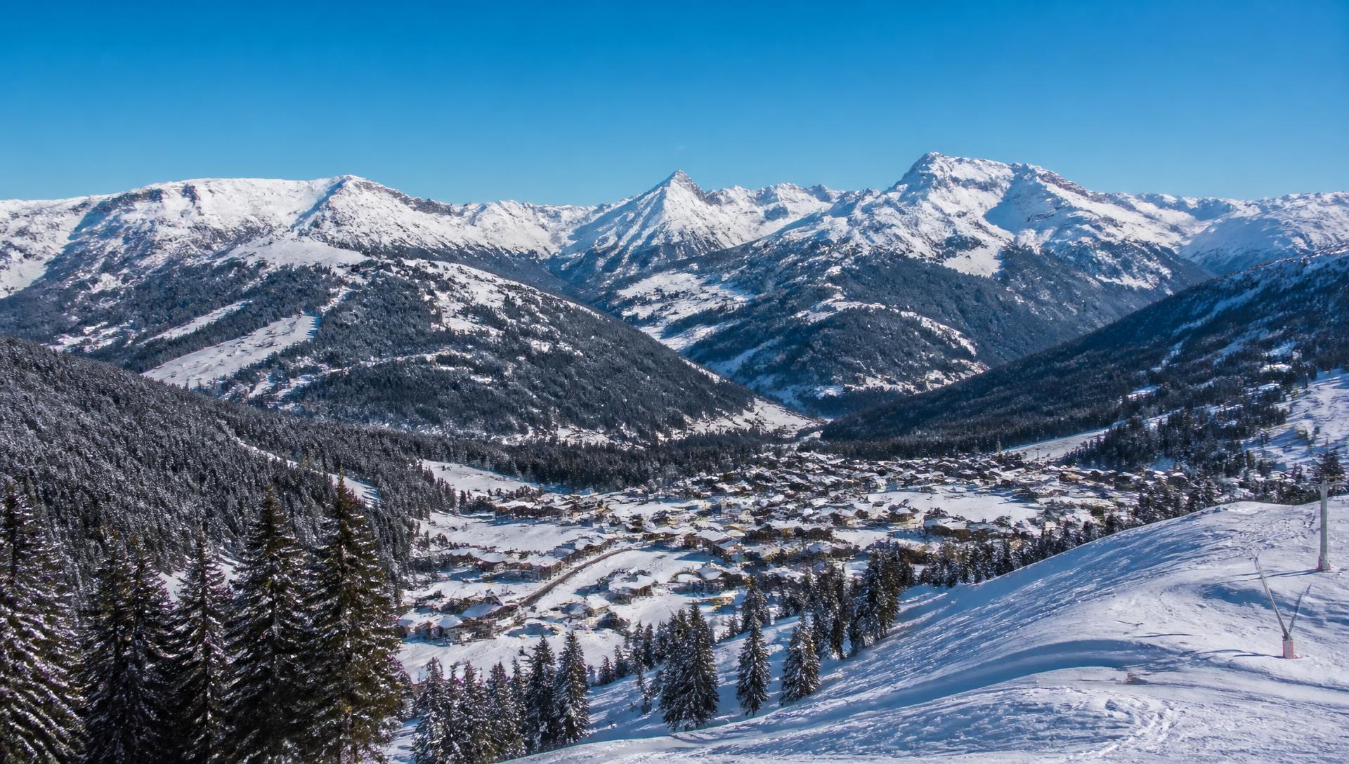 Panorama hivernal du domaine des Portes du Soleil au-dessus de Châtel